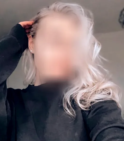 Julia, 24